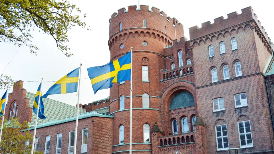 Studenternas hus, den så kallade AF-borgen, med svenska flaggor framför. Foto.