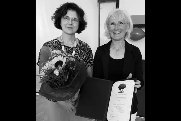 Professor Angela Cenci Nilsson receives the Bengt Falck prize from Dean Kristina Åkesson. Photo. 