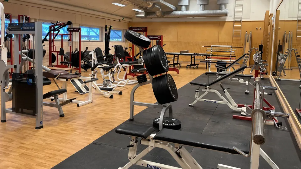 Gymlokal med olika träningsmaskiner Foto. 