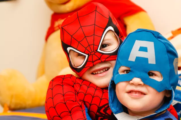 Två barn utklädda till superhjältar. Foto.