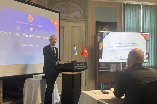 Magnus Becker föreläser på vietnamesiska ambassaden i Stockholm