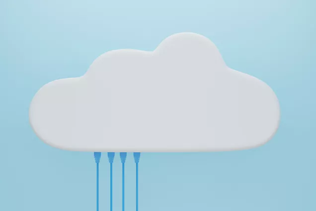 Moln i plast med fyra blå sladdar inkopplade. Foto.