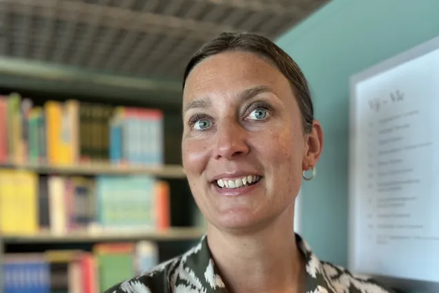 Kvinna i bibliotek. Foto.