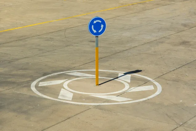 Cirkulationsskylt på asfalt. Foto.