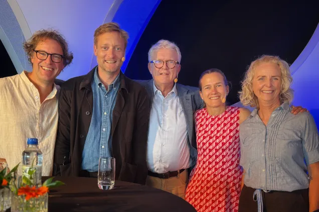 Fem personer som står uppställda bredvid varandra. Foto.