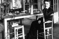 Marie Curie i sitt labb, svartvitt gammalt foto.