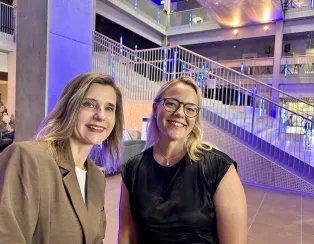 Två kvinnor som ler. Foto.