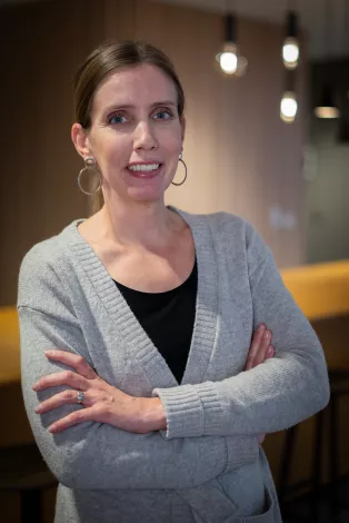 Katarina Maddox, projektledare Folktandvården, armarna i kors och leende. Foto:Folktandvården